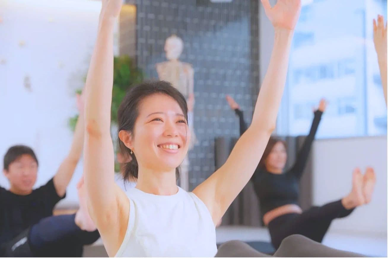 ピラティスで身体の変化を感じる女性